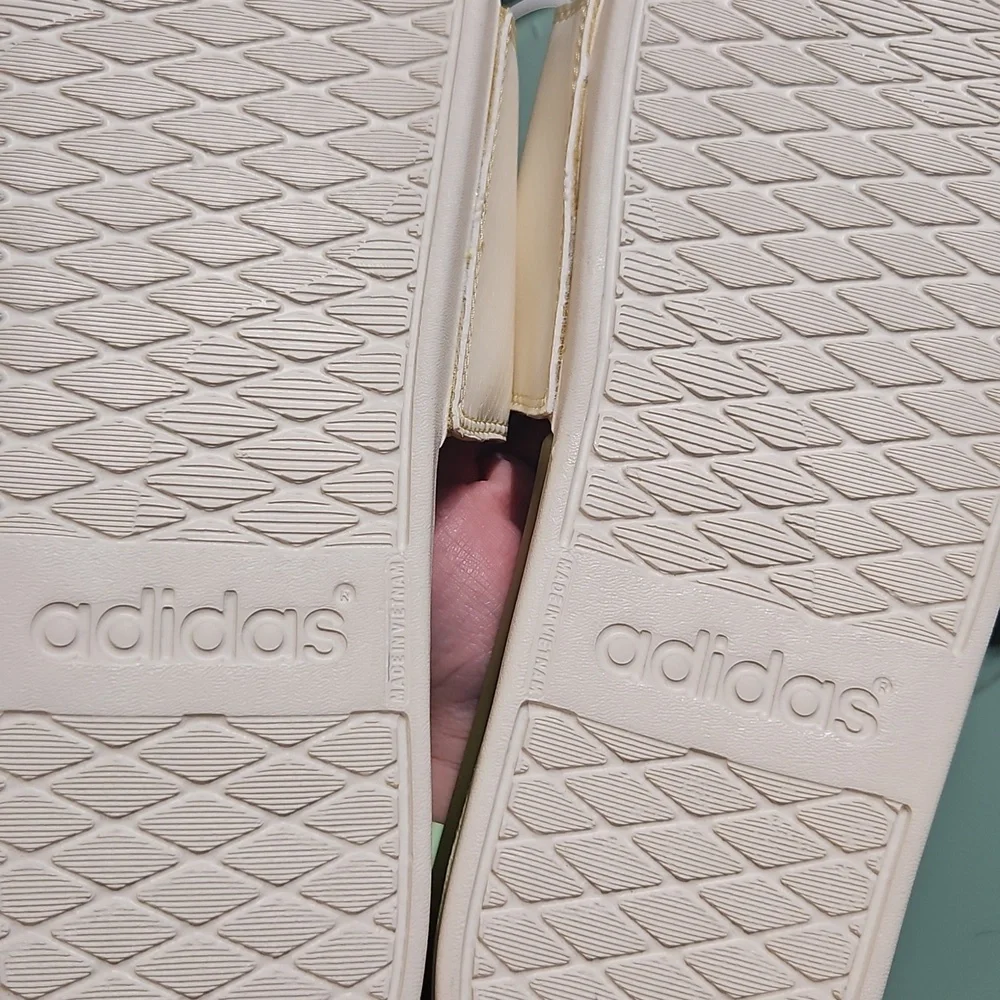 adidas Men’s Adilette Comfort Slides: WHITE/GOLD: NEW WITH TAGS: SIZE 13